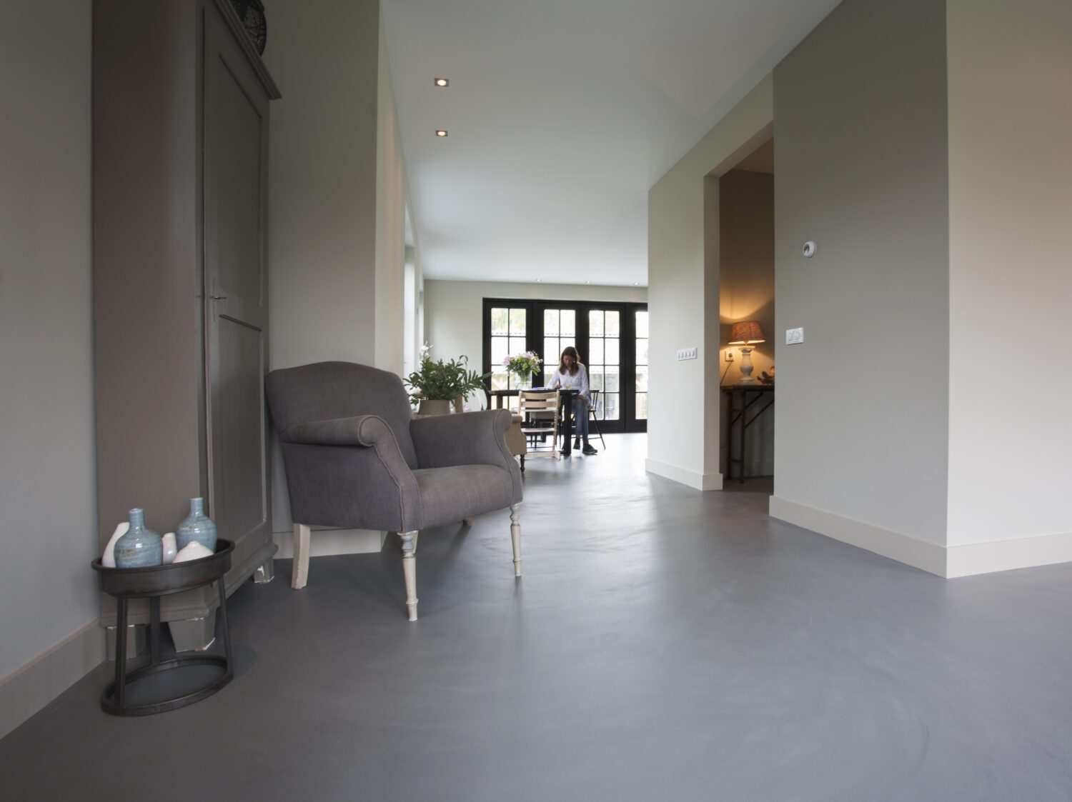 Corestone gietvloer doorlopend in een hal (foto EPI Floors)