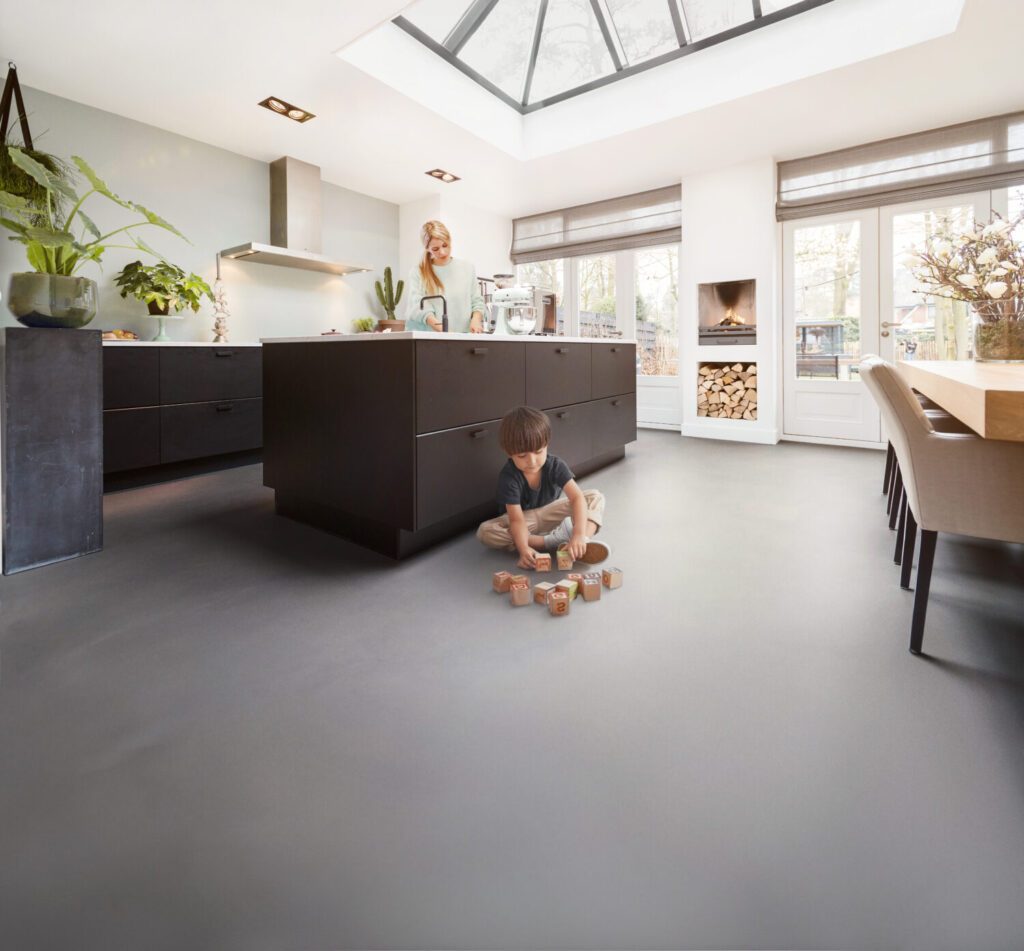 Corestone gietvloer in een lichte keuken (foto EPI Floors)