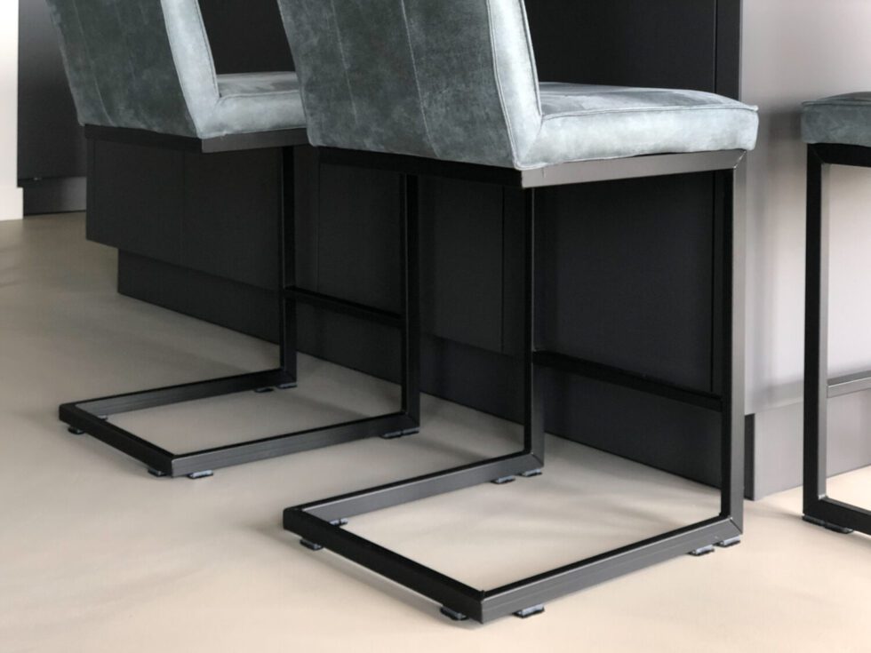 Corestone Nature gietvloer bij een keukenbar (foto EPI Floors)
