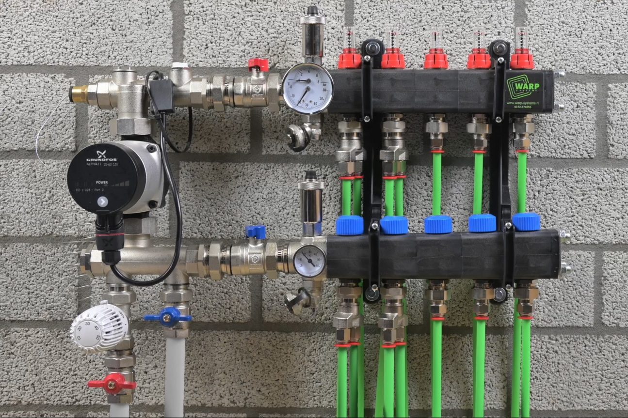 Verdeler met pompunit voor vloerverwarming